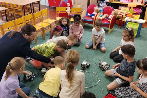 Дети в детском саду знакомятся с роботами Lego EV3